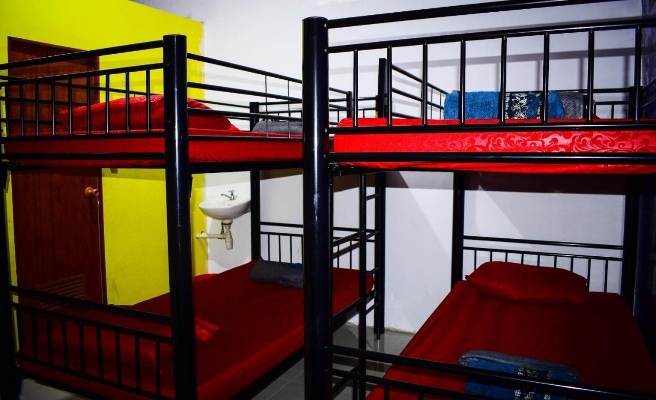 Simplycity Hostel Syariah Bandung Bagian luar foto
